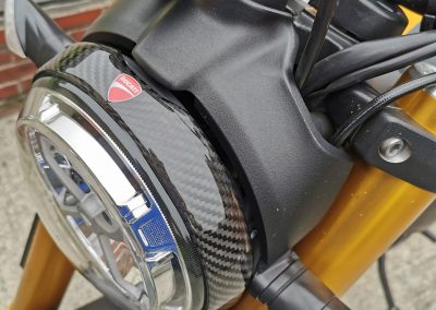 Ducati Scrambler 100 en fibre de carbone light chez 13point8composites