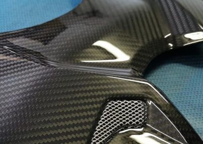 Couvre batterie Ducati V4 en fibre de carbone chez 13point8composites